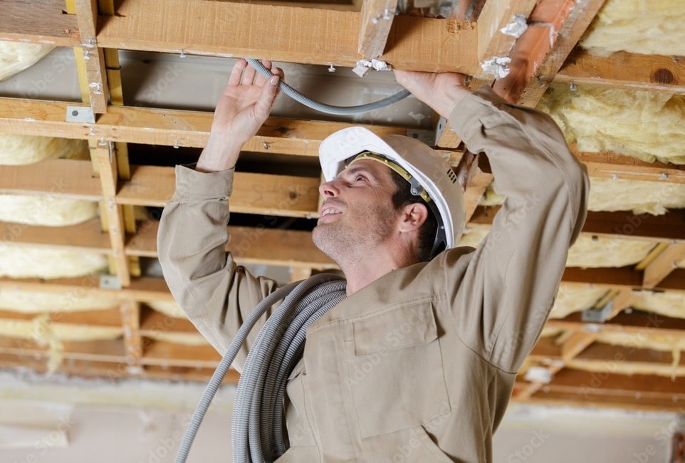 electrician_working_ceiling